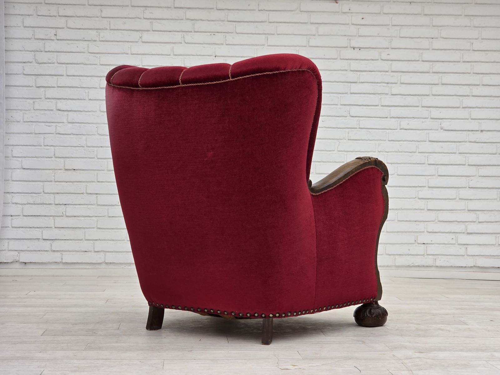 photo vinterior Ca. Jaren 1960, Deense Relaxfauteuil, Kersrood Meubelvelours, Eikenhout.