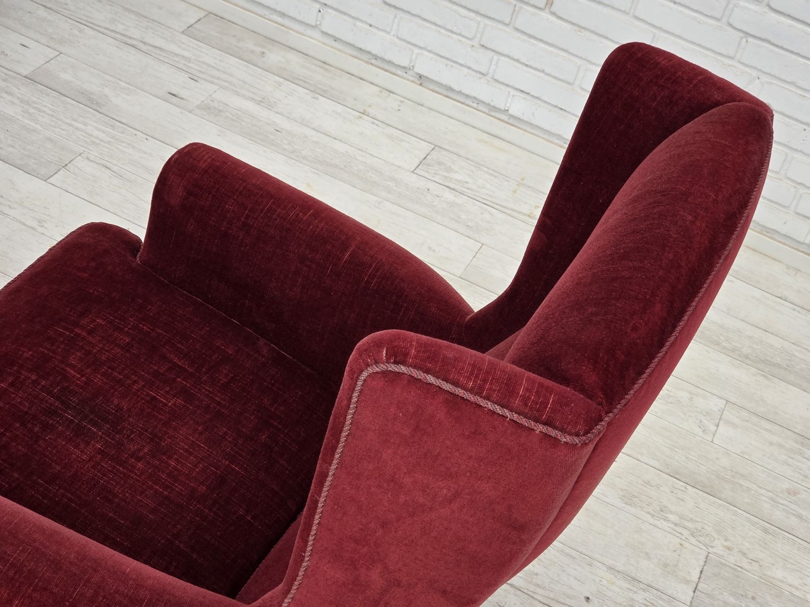 photo vintage 1970s, Danish Highback Chair, Cherry Red Furniture Velour, Ash Wood Legs.