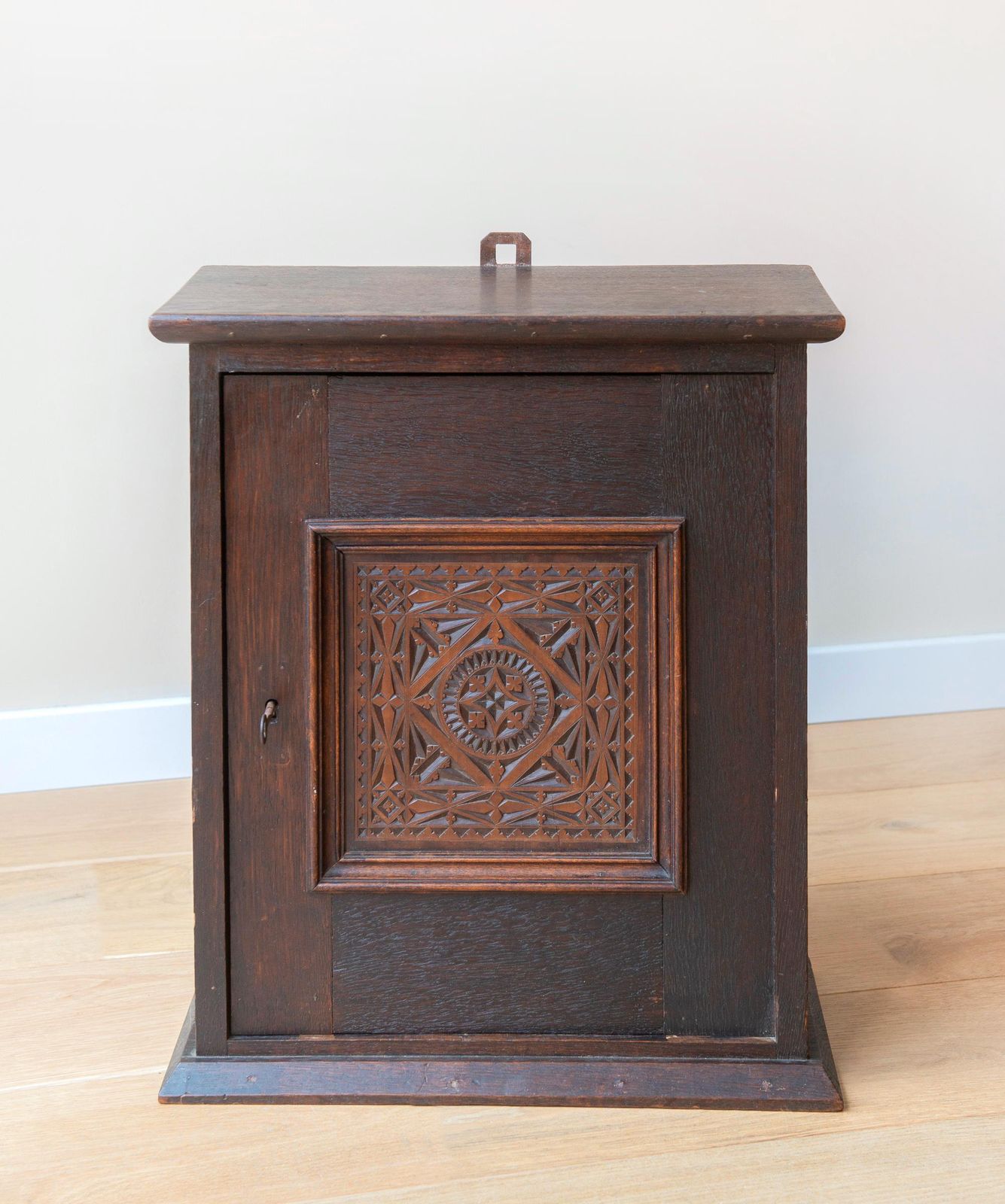 Armoire murale d'époque en bois sculptée à la main, XIXe siècle, pharmacie hollandaise rustique photo for sale