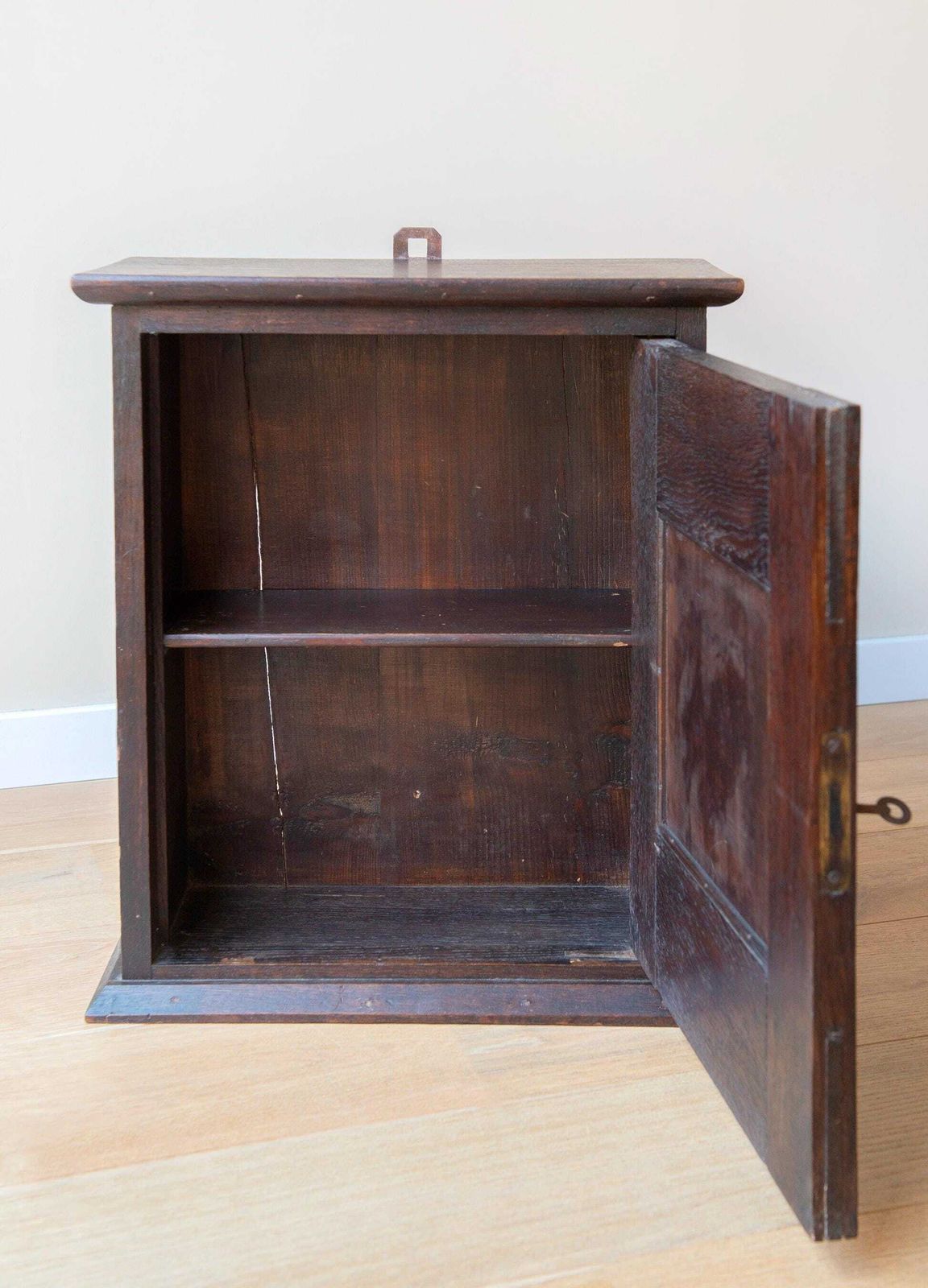 Armoire murale d'époque en bois sculptée à la main, XIXe siècle, pharmacie hollandaise rustique photo vinterior