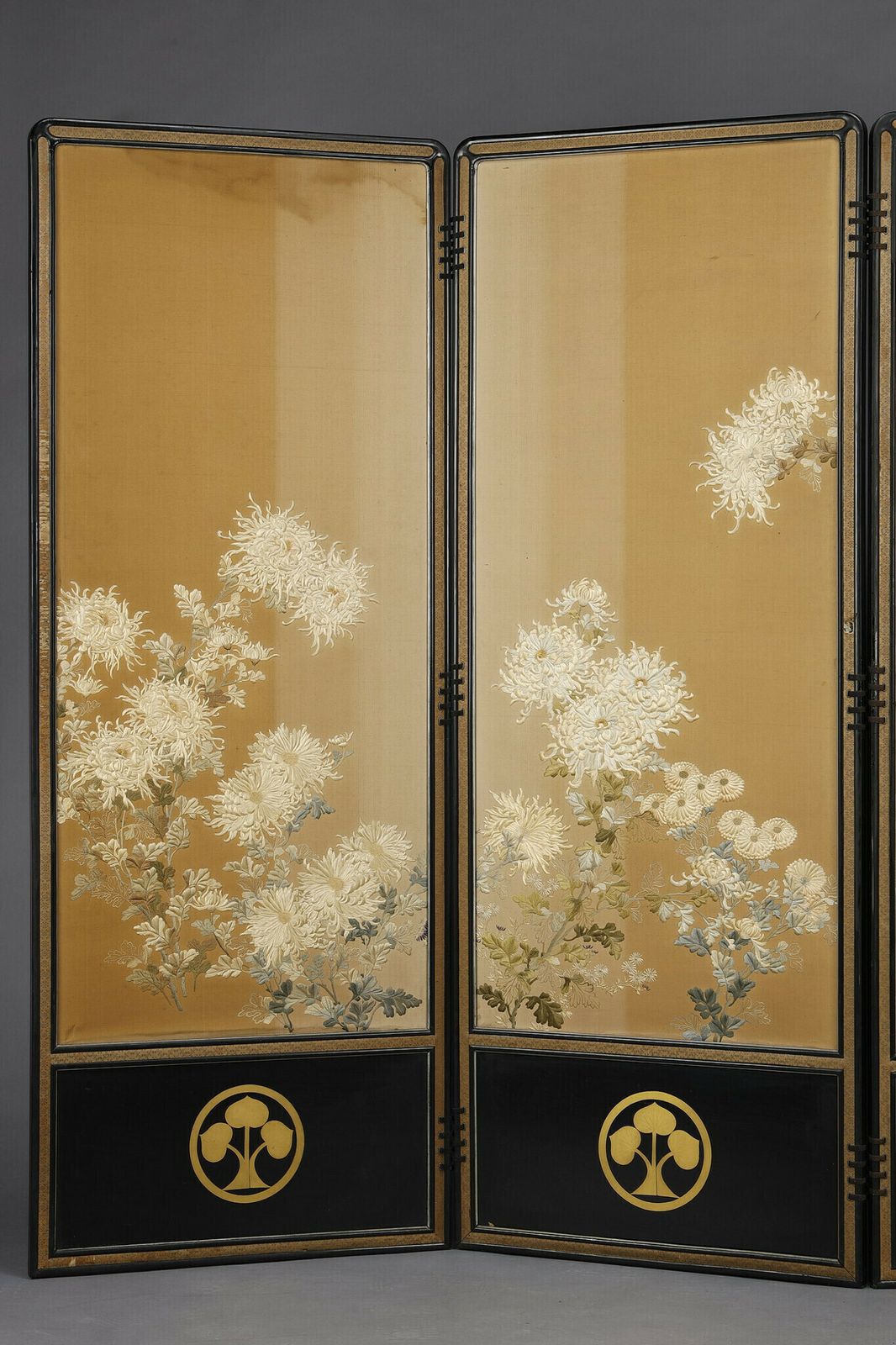 Beautiful Chrysanthemum Screen With The Honda Clan Coat Of Arms. Meiji Japan photo 7457.0