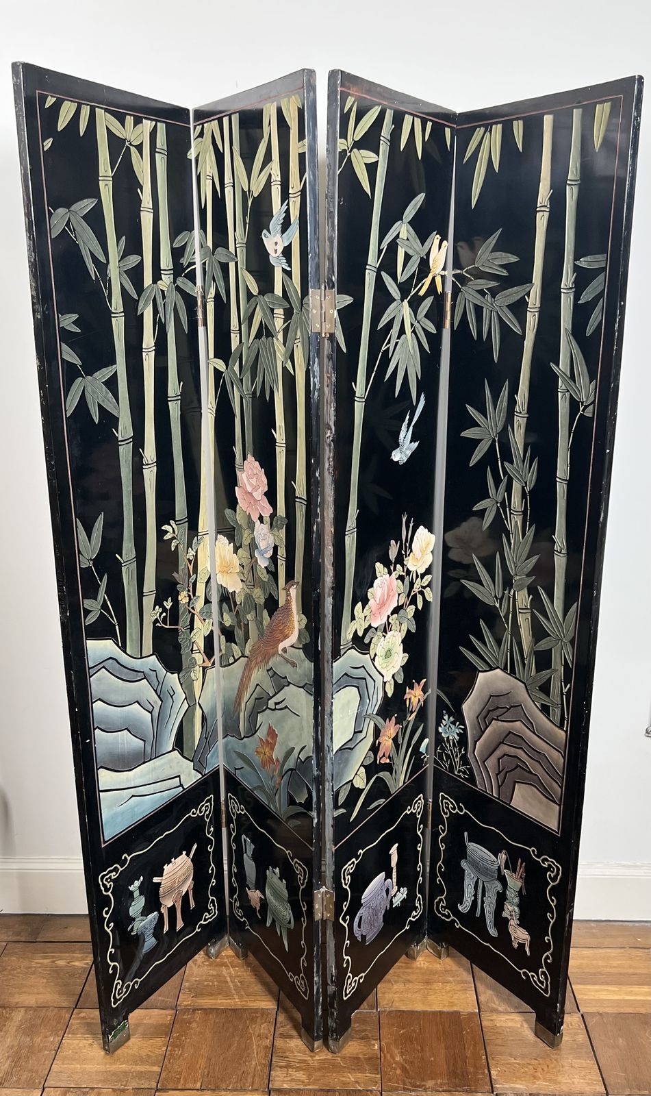 photo vinterior Chinese Lacquer Screen With Bird And Bamboo Decorations. Chinese Work. Circa 1950