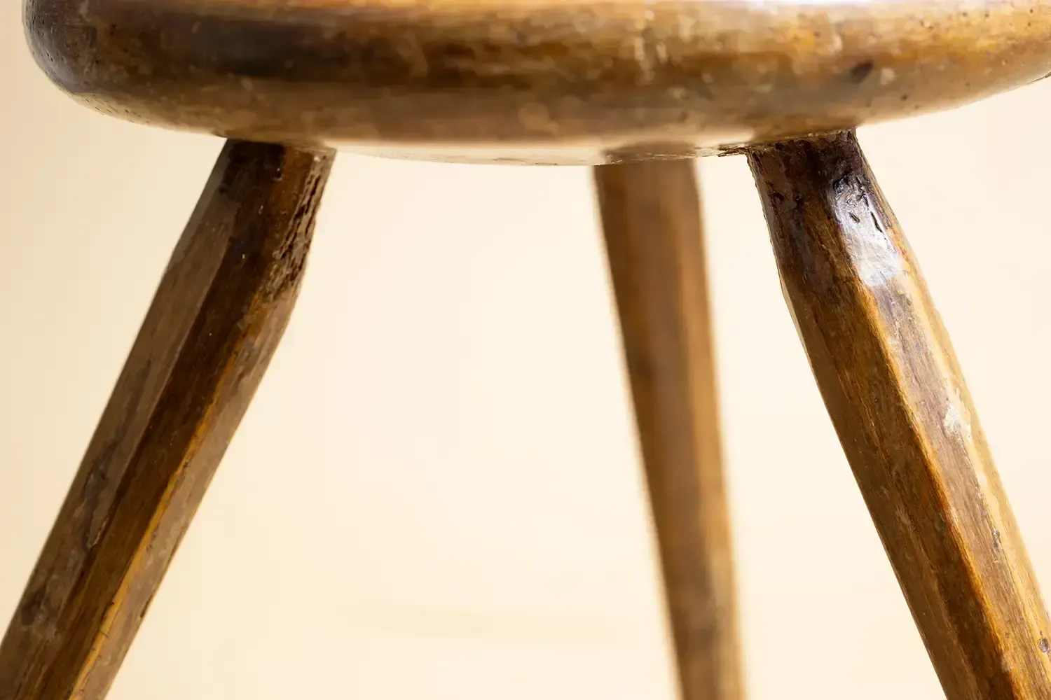 photo vintage Antique 3 Legged Milking Stool – 19th Century Sycamore Milking Stool