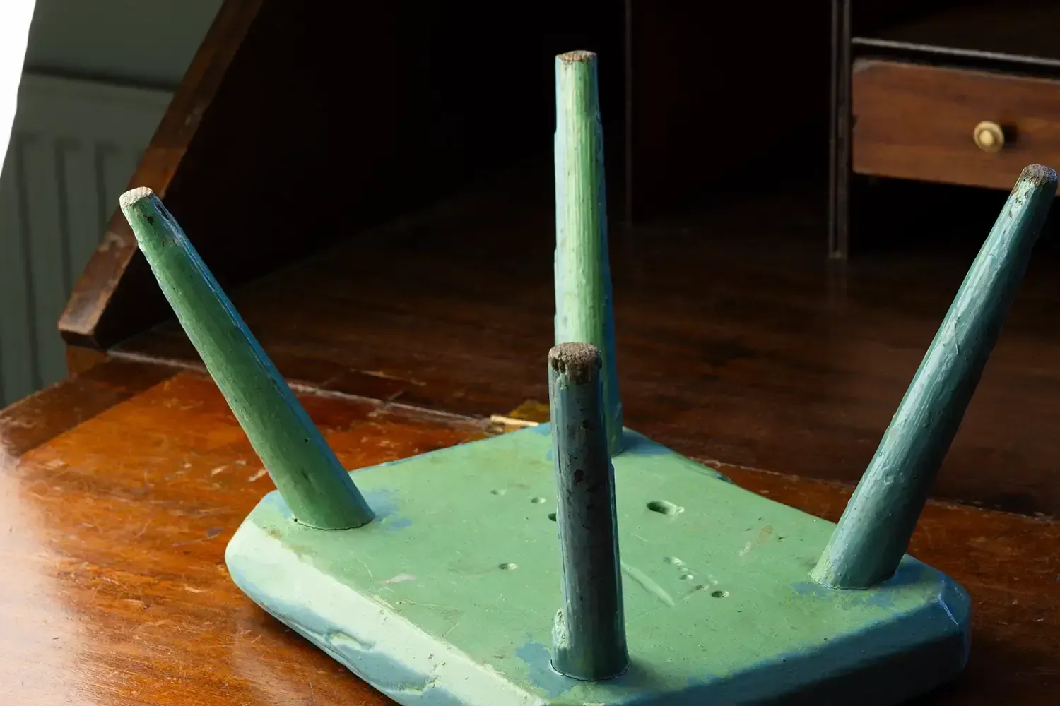 Late 19th–Early 20th Century Antique Milking Stool – Naïve Rustic Form In Blue photo 70.0