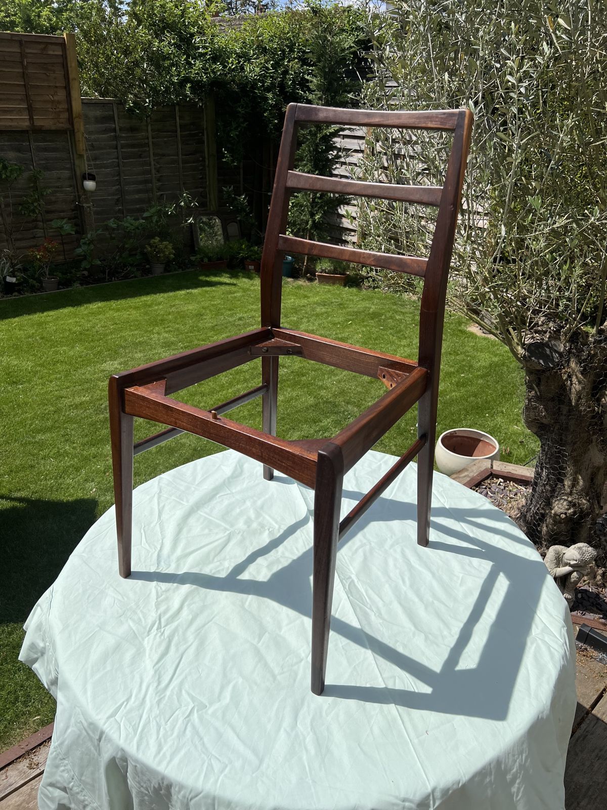 photo vintage 1960s Period Teak/Afromosia Extendable Dining Table And Four Chairs