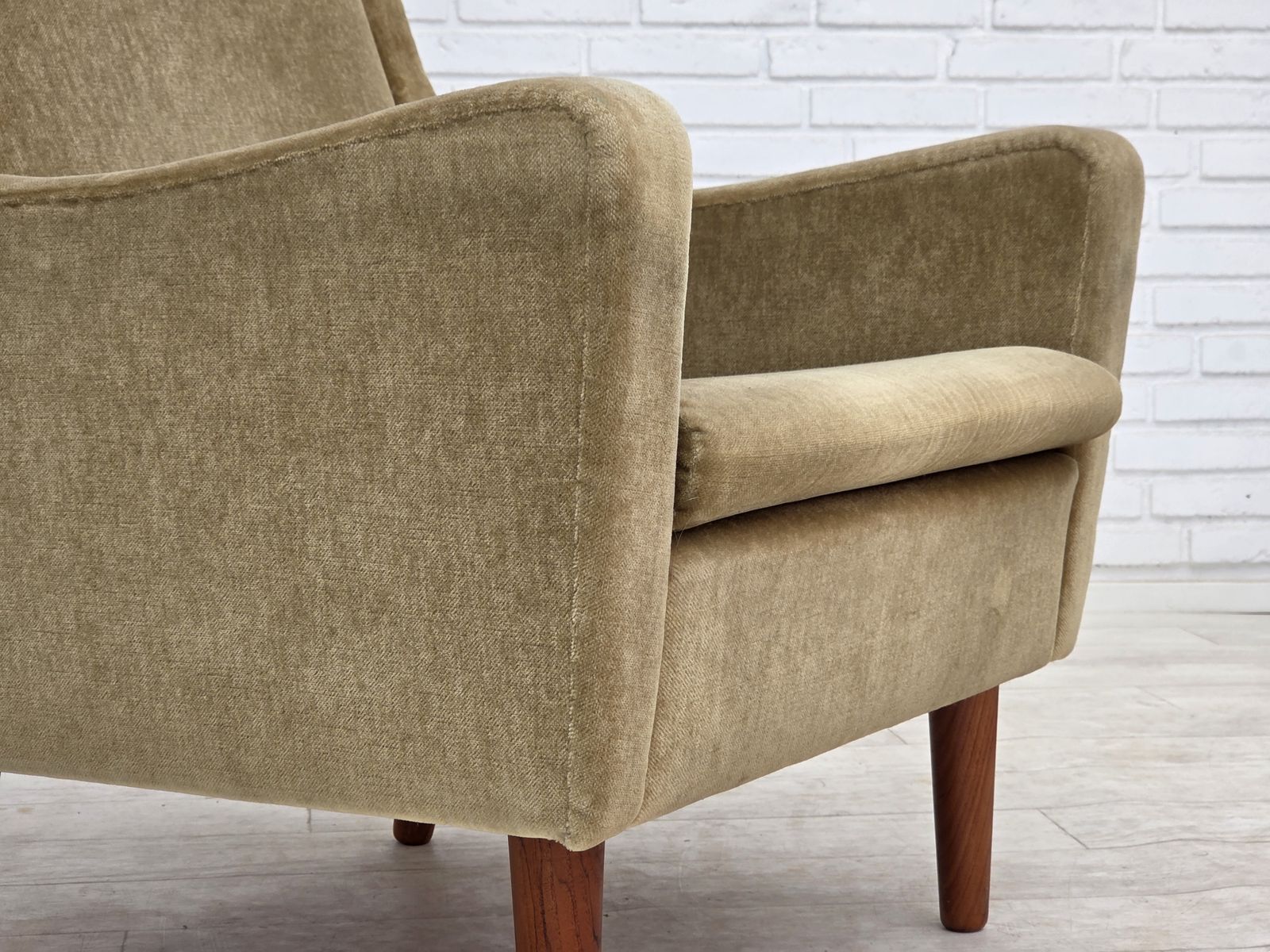 Jaren 1970, Deense Fauteuil, Groen Meubelvelours, Teakhouten Poten. photo furniture