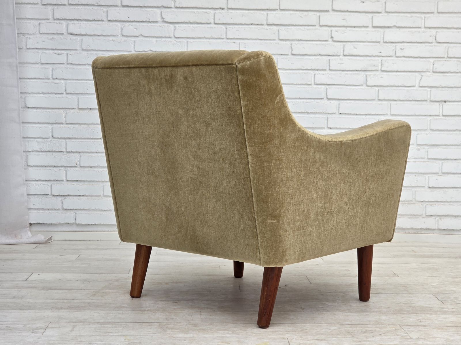 photo for sale Jaren 1970, Deense Fauteuil, Groen Meubelvelours, Teakhouten Poten.