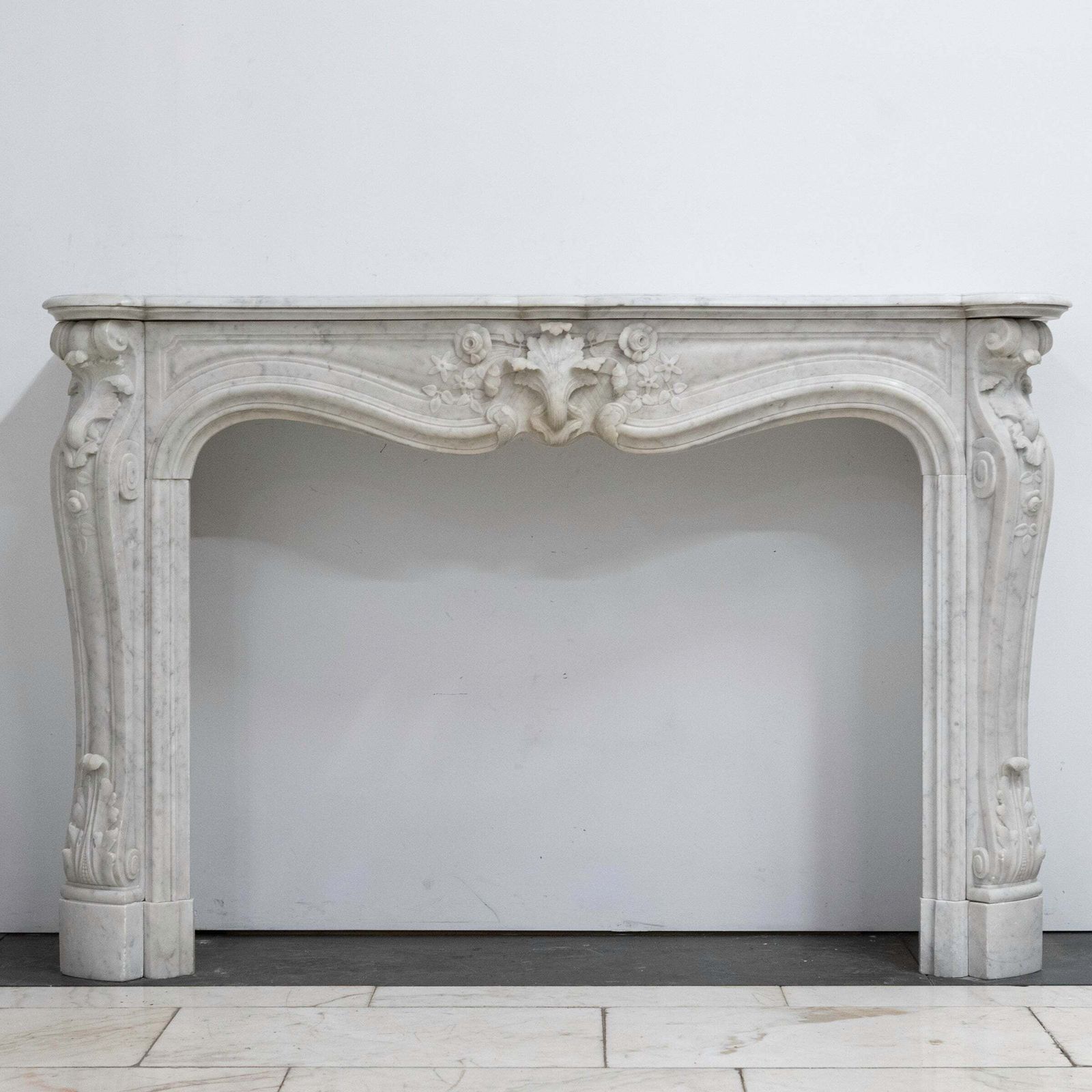 photo vintage Antique French Style Carrara Marble Chimneypiece