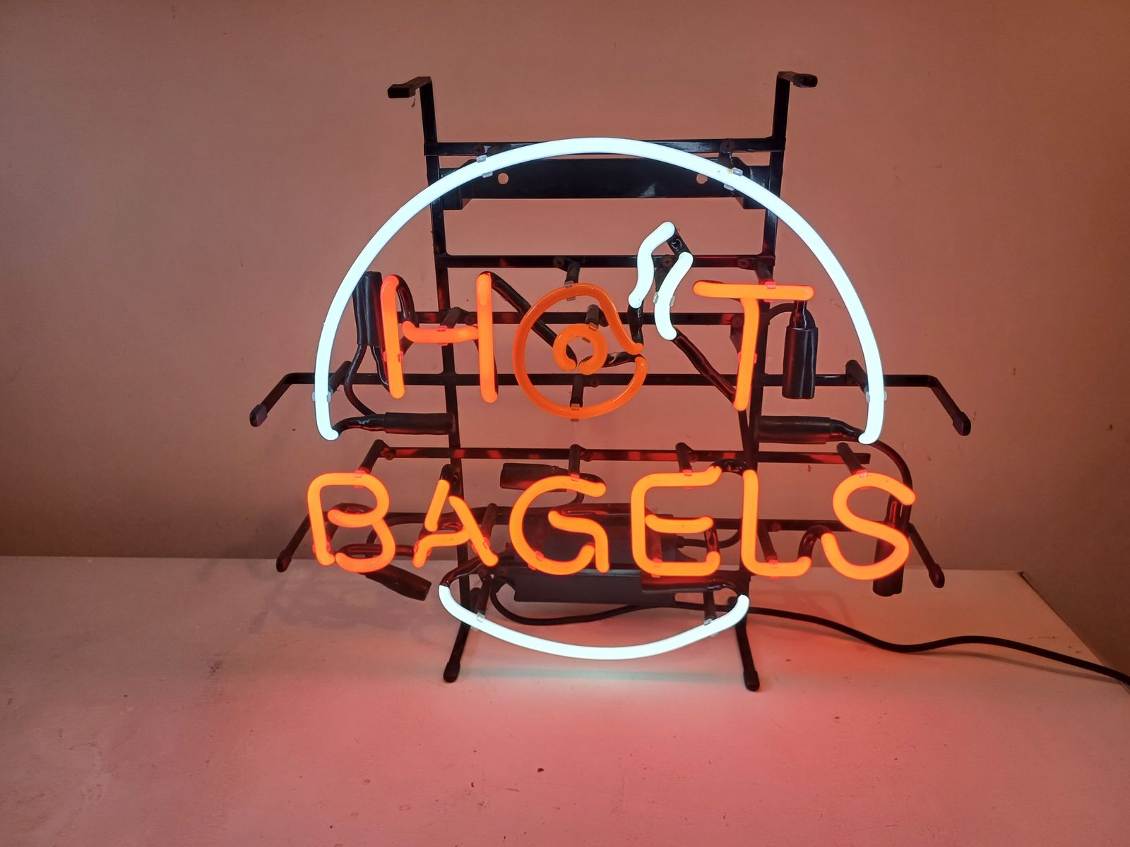 Vintage USA "Hot Bagels" Neon Sign photo vinterior