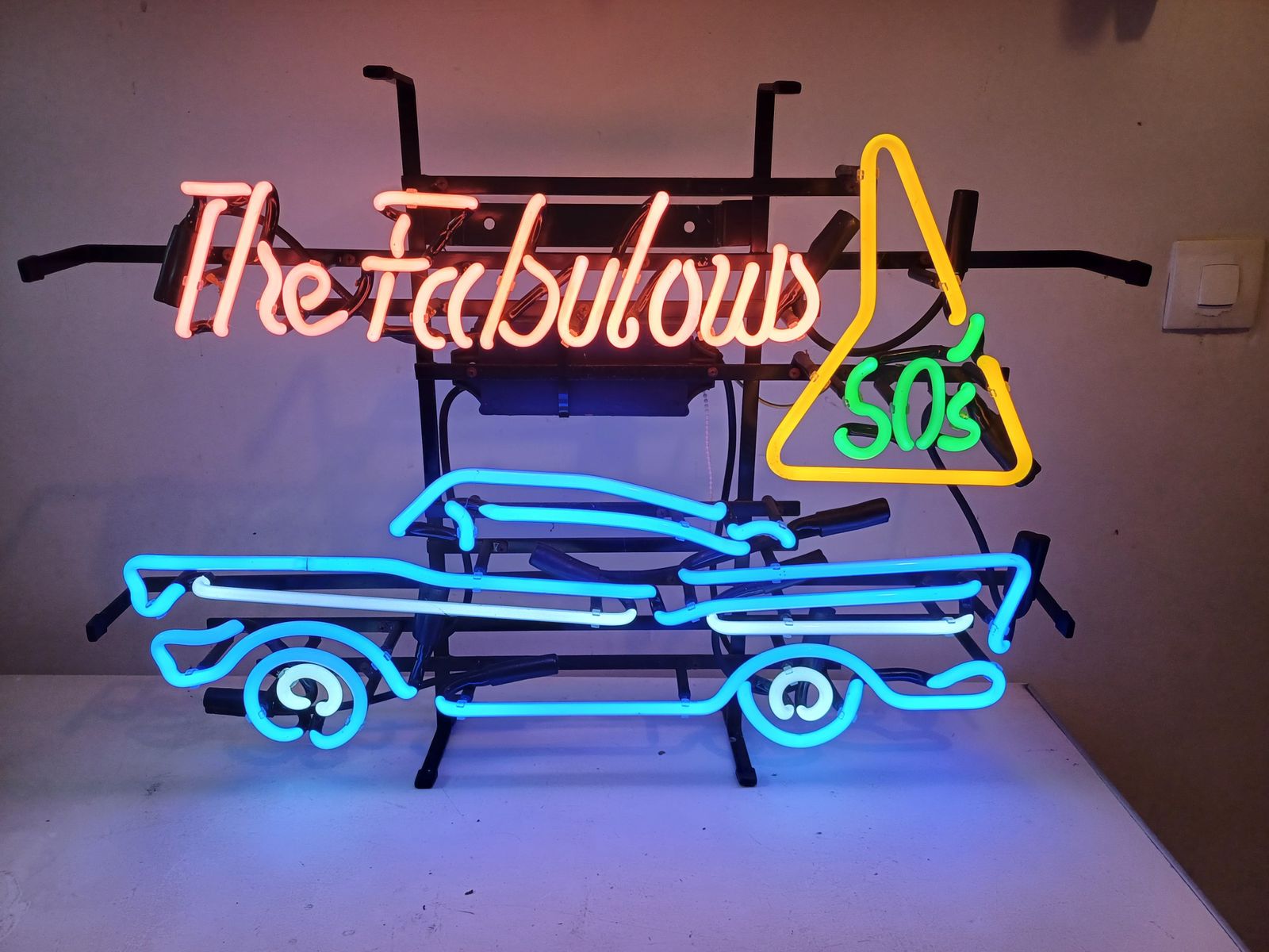 Vintage USA Neon Sign "The Fabulous 50s" photo vinterior