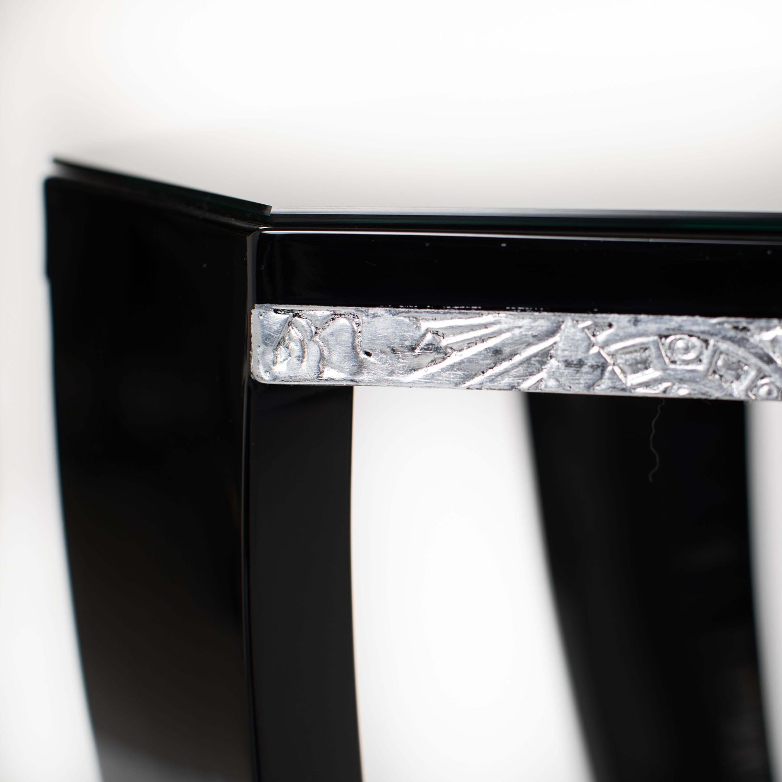 photo vinterior French Art Déco Gueridon Black High Gloss Lacquer Silver Plated Carvings 1920s