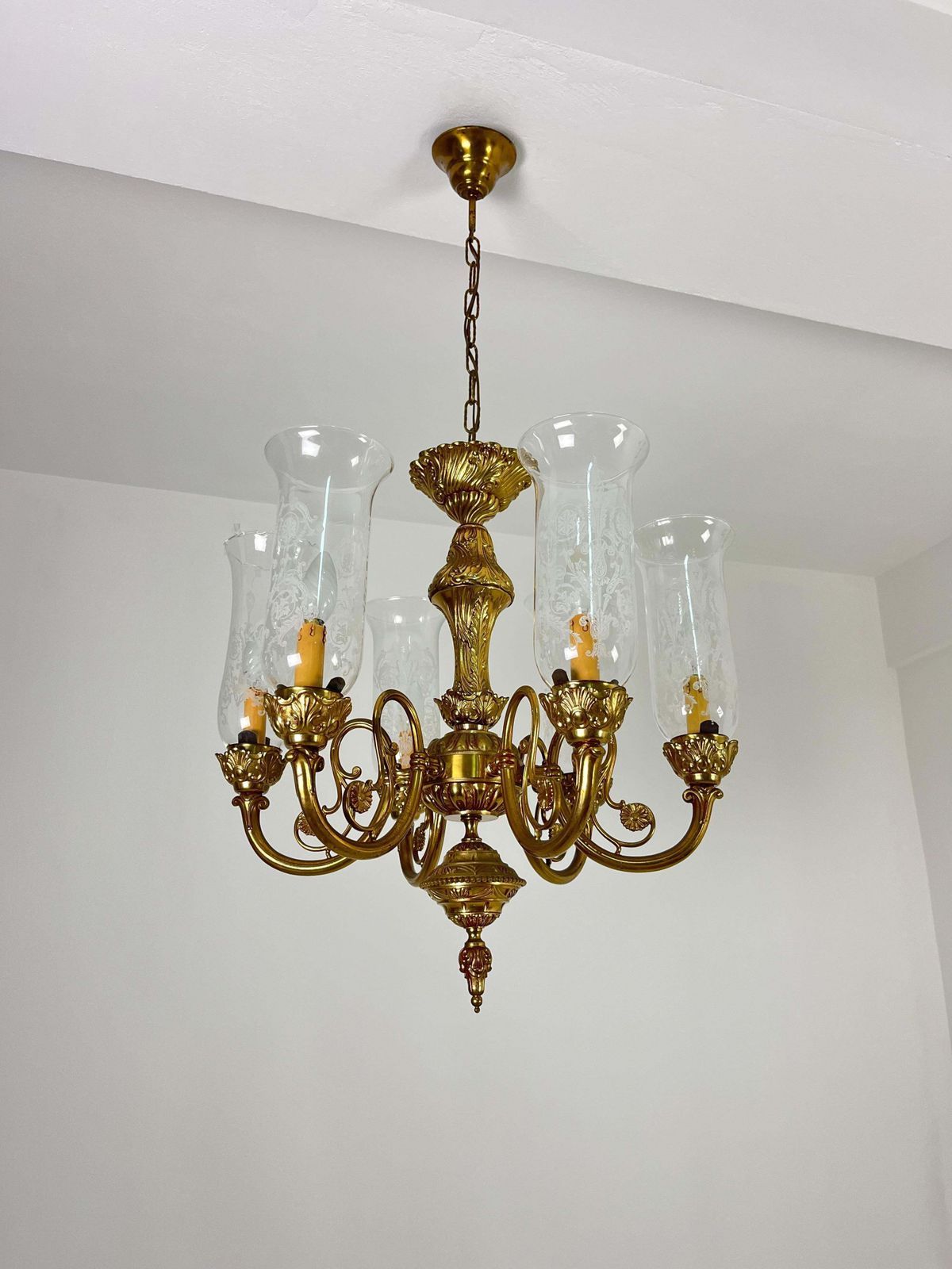 photo for sale Set Of 2 Venetian Chandeliers 6 Lights Brass And Murano Glass 1960s