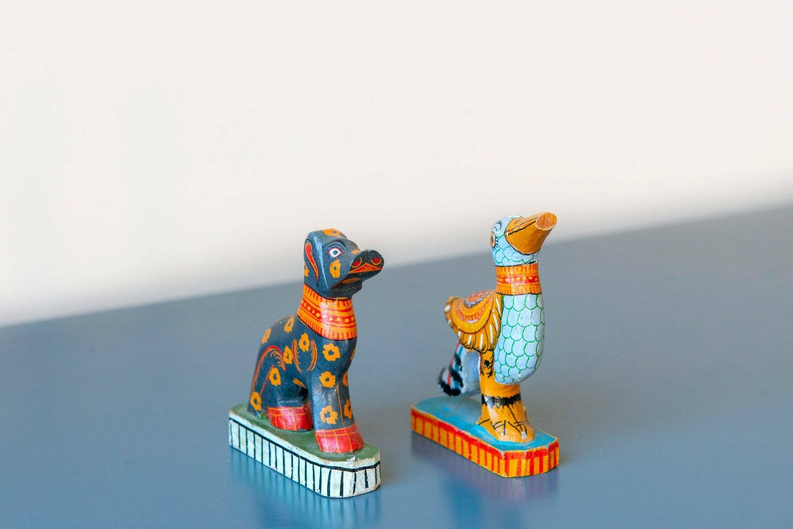 Set Van 2 Indiase Pattachitra Kunstbeeldjes, Hond En Vogel, Decoratieve Folkloristische Dieren, Kleurrijke Handgeschilderde Beeldjes photo furniture