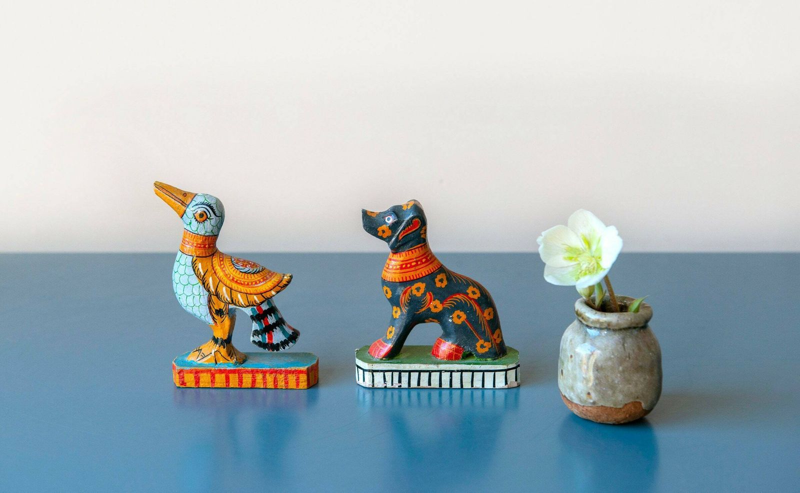 Set Van 2 Indiase Pattachitra Kunstbeeldjes, Hond En Vogel, Decoratieve Folkloristische Dieren, Kleurrijke Handgeschilderde Beeldjes photo for sale