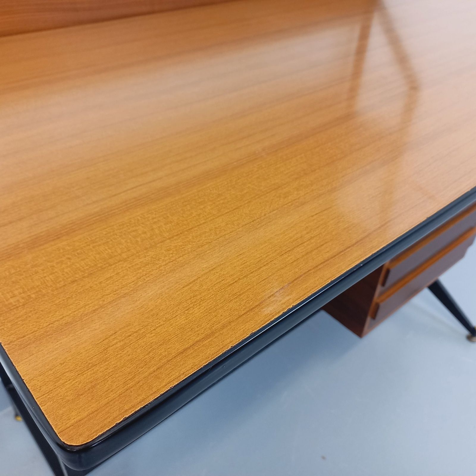 photo vintage Desk With String Bookcase In Teak, Metal And Melamine