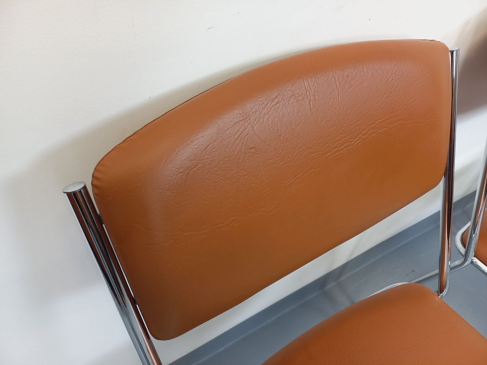 photo vintage 4 Chrome Metal And Cognac Leatherette Sled Chairs