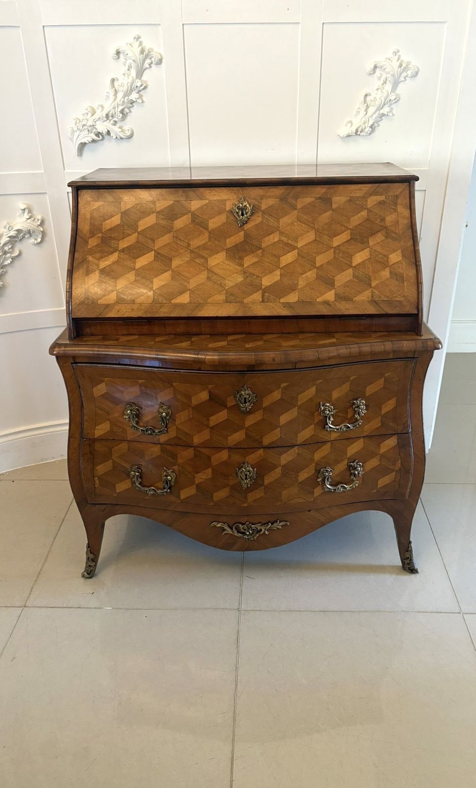 photo vintage Outstanding Quality Antique 18th Century French Walnut Inlaid Parquetry Bombe Shaped Bureau