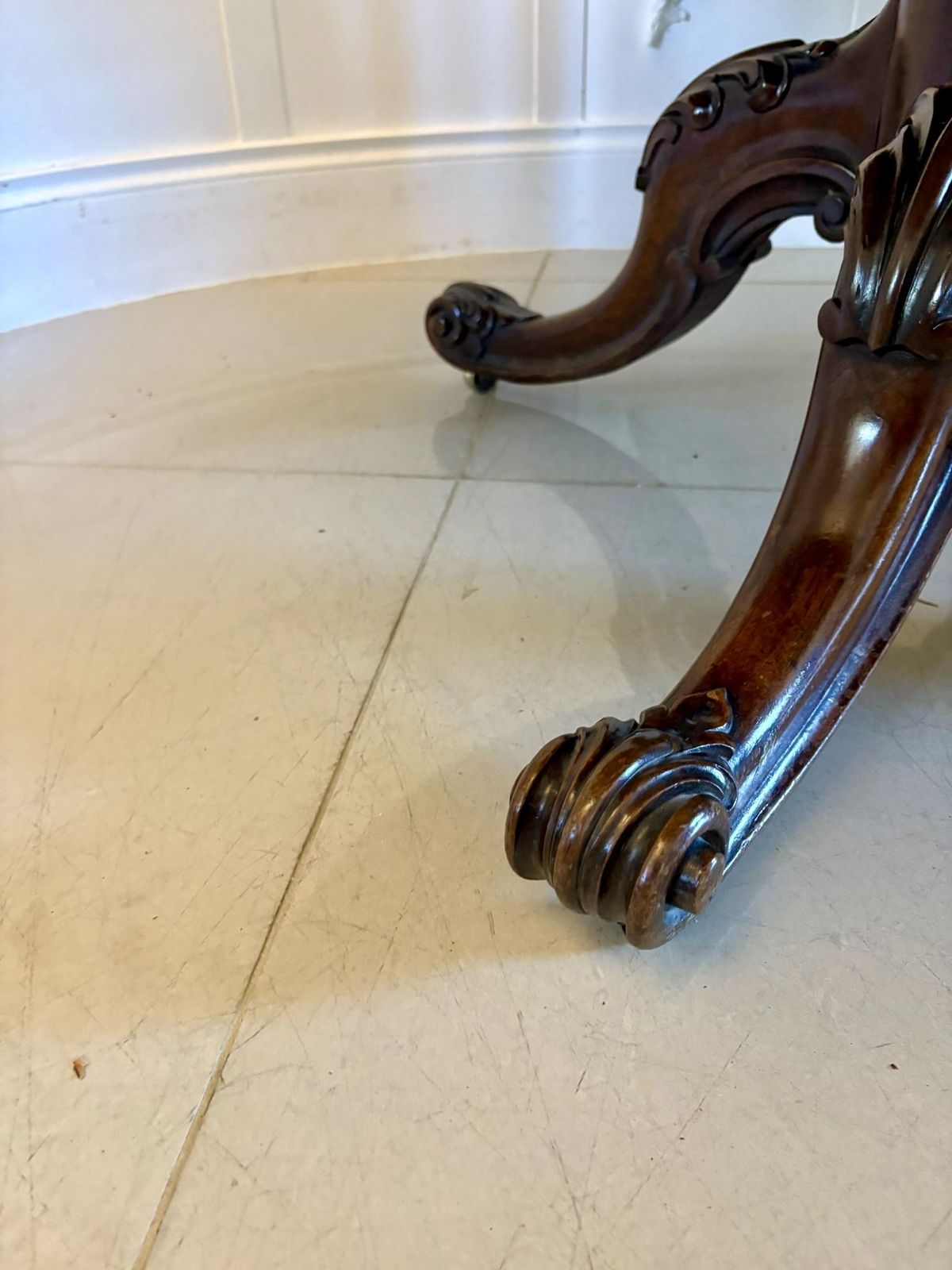 Outstanding Quality Antique 19th Century Carved Rosewood Circular Dining Table photo vinterior