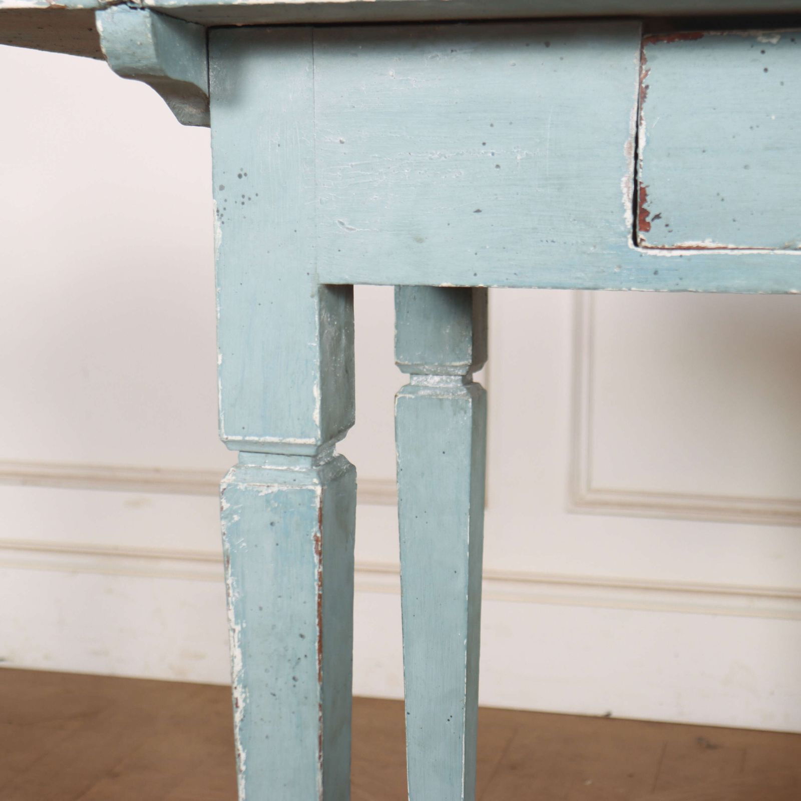 Swedish Painted Lamp Table, 19th Century photo vinterior