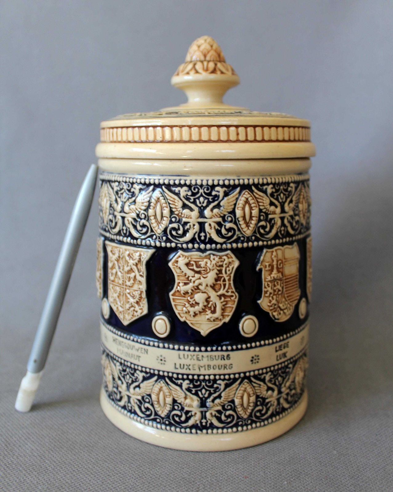 Antiek Duits Steengoed Keramische Pot Met Deksel, Snuisterdoosje, Humidor/Tabakspot, Kobaltblauw En Crème Steengoed, Belgische Provincies, Gevleugelde Draken photo Woonaccessoires