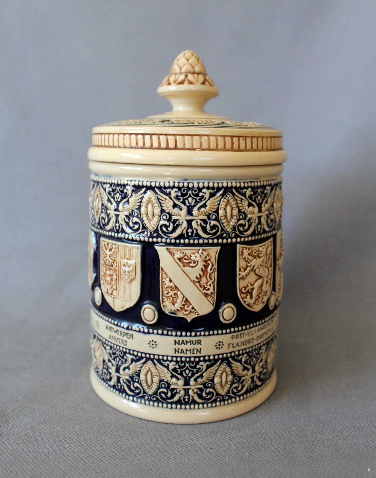 Antiek Duits Steengoed Keramische Pot Met Deksel, Snuisterdoosje, Humidor/Tabakspot, Kobaltblauw En Crème Steengoed, Belgische Provincies, Gevleugelde Draken photo vinterior