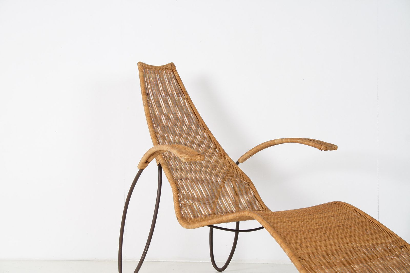 photo vinterior 1930s Modernist Wrought Iron Frame Wicker Sun Longer Chaise With Arms And Footrest