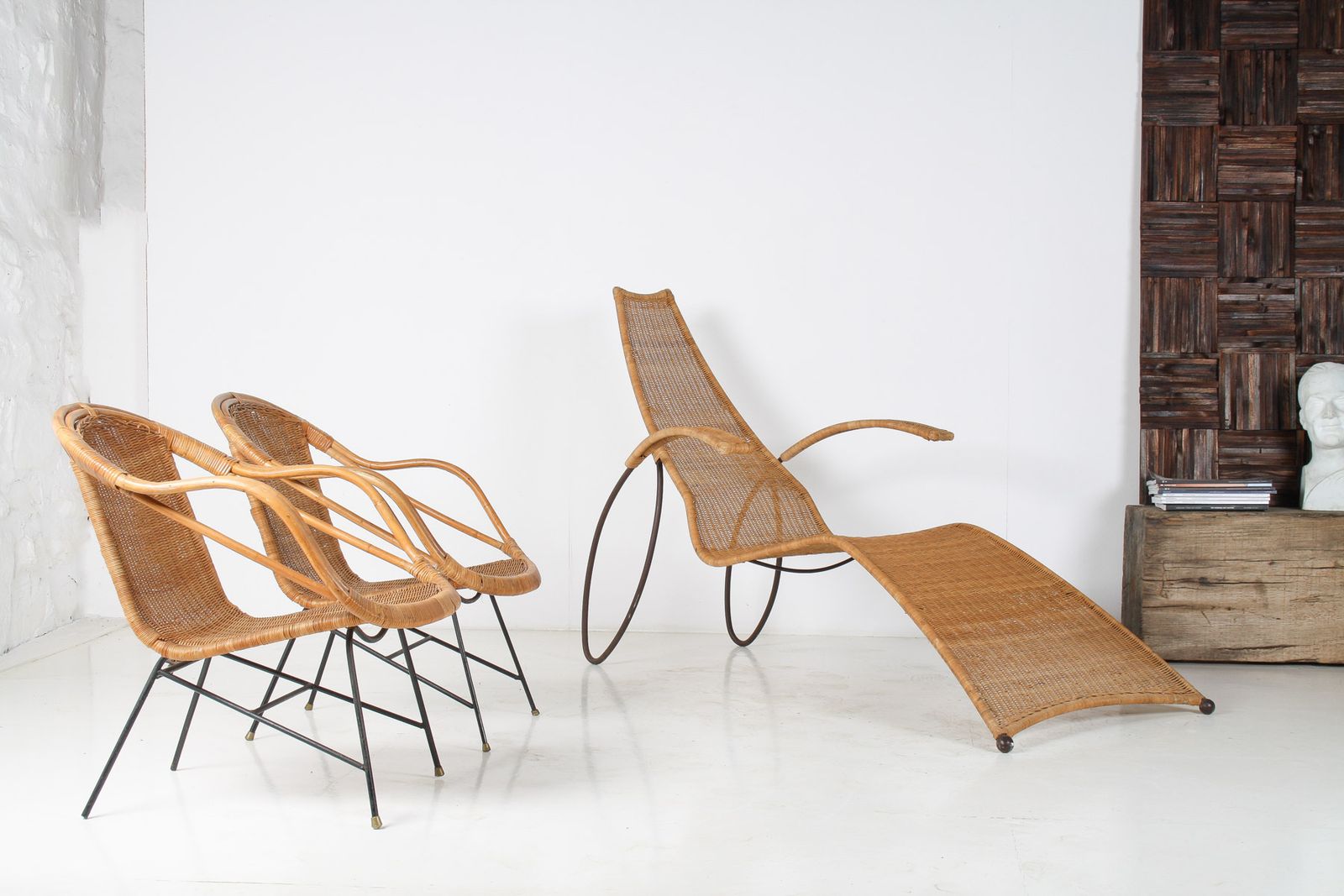 photo vintage 1930s Modernist Wrought Iron Frame Wicker Sun Longer Chaise With Arms And Footrest