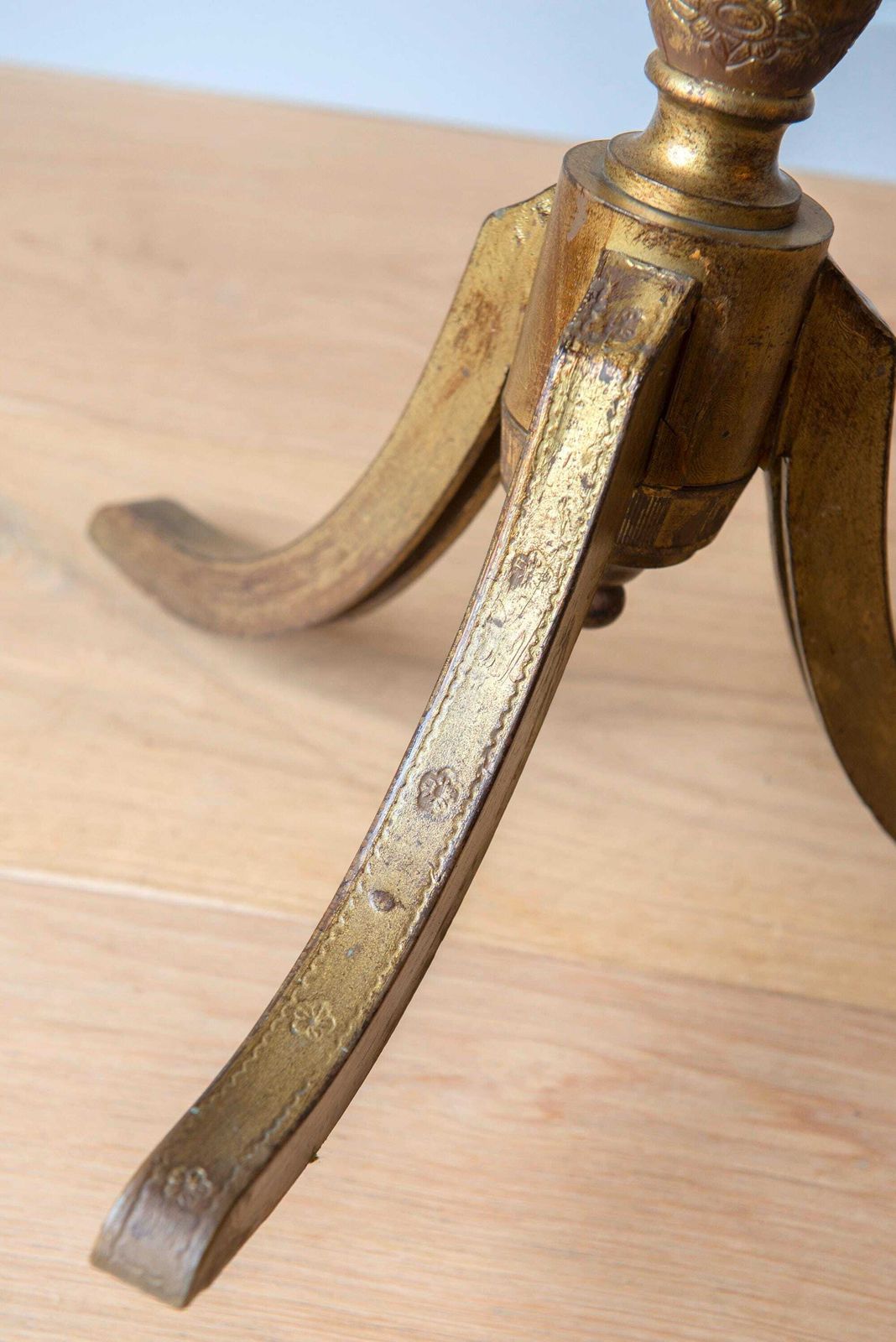 Florentijnse Bijzettafel | Vintage Gouden Accent Wijntafel | Italiaanse Bijzettafel | Geschulpte Rand | Rococo Plantenstandaard | Design Jaren 1960 photo vintage