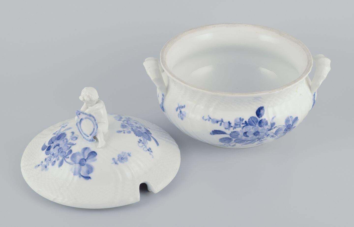 Royal Copenhagen Blue Flower Curved. Round Lidded Porcelain Tureen With Handles. photo Home Decor