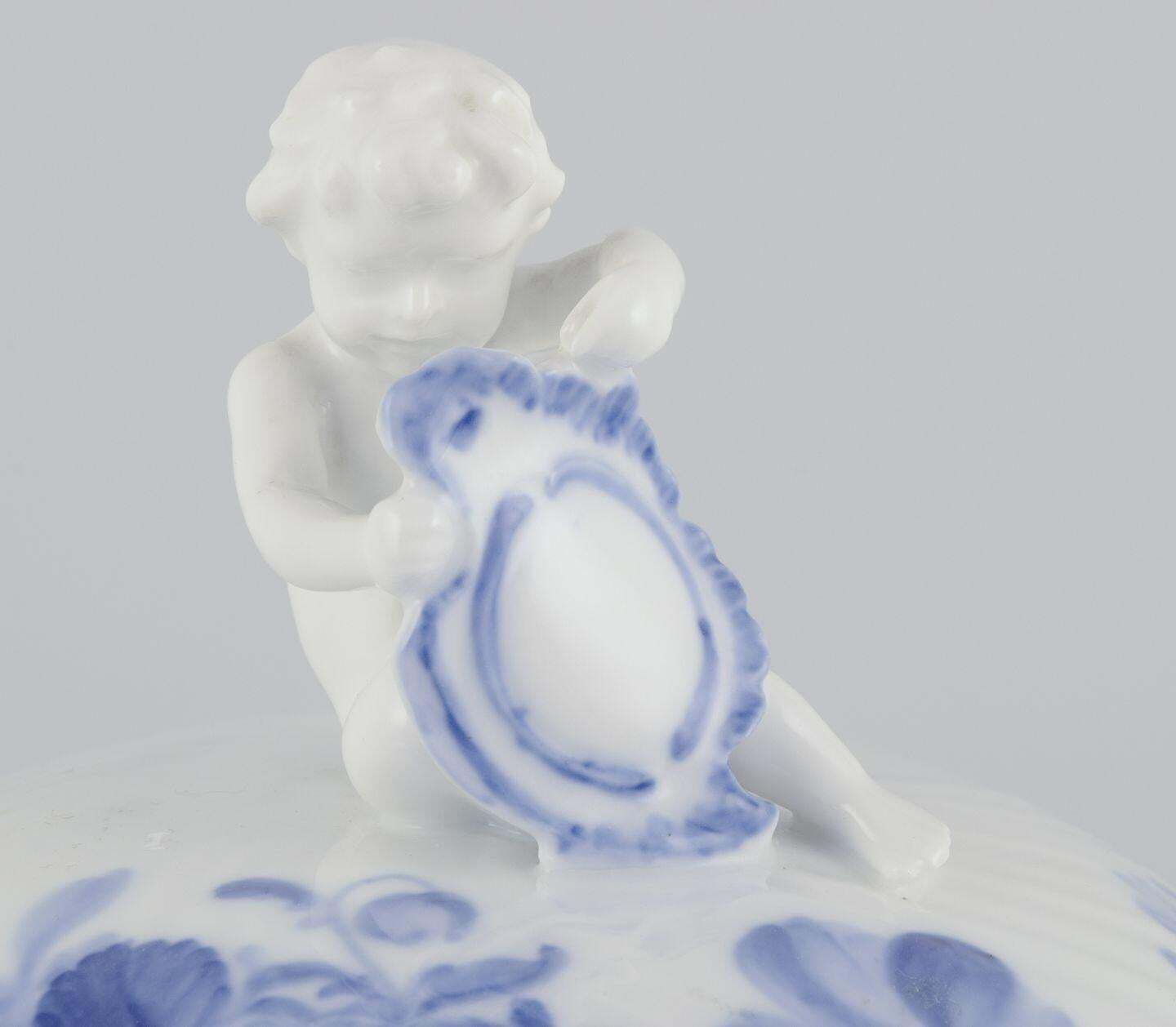 Royal Copenhagen Blue Flower Curved. Round Lidded Porcelain Tureen With Handles. photo vinterior