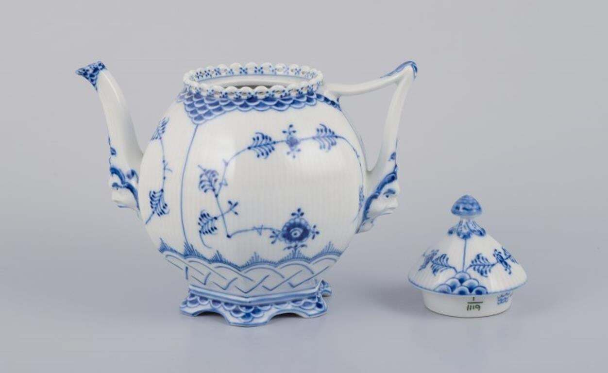 Royal Copenhagen Blue Fluted Full Lace. Large Porcelain Teapot. photo vinterior