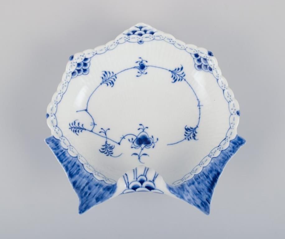 Royal Copenhagen Blue Fluted Half Lace, Mussel Shaped Bowl In Porcelain. photo Home Decor