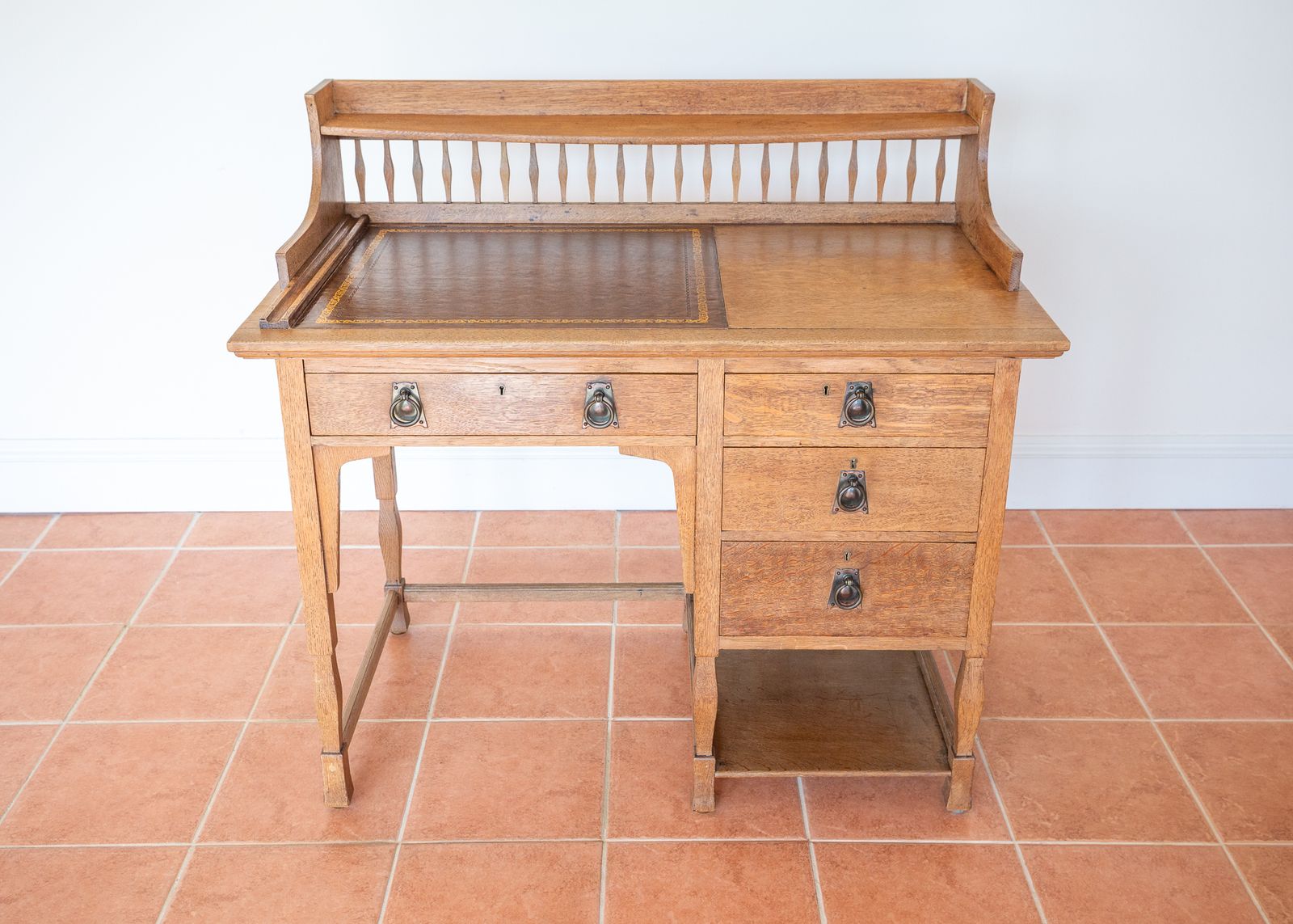photo vintage Blonde Arts & Crafts Desk English Antique 1900 Leather Tiger Oak By Shapland & Petter English Light Oak Golden Leather Top Early 20th Century