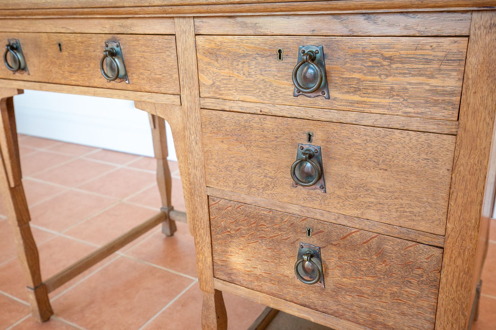 Furniture Blonde Arts & Crafts Desk English Antique 1900 Leather Tiger Oak By Shapland & Petter English Light Oak Golden Leather Top Early 20th Century photo