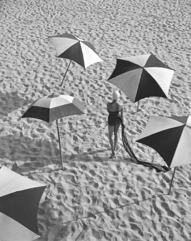 Toni Frissell 'Girl With Parasols' Unframed Archival Pigment Print