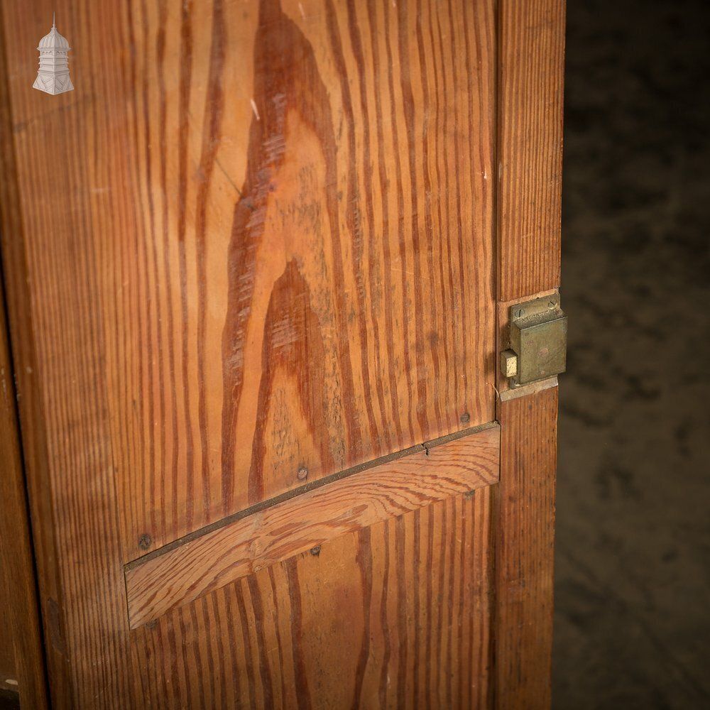 672.0 Corner Cupboard, Pitch Pine, Traditional photo