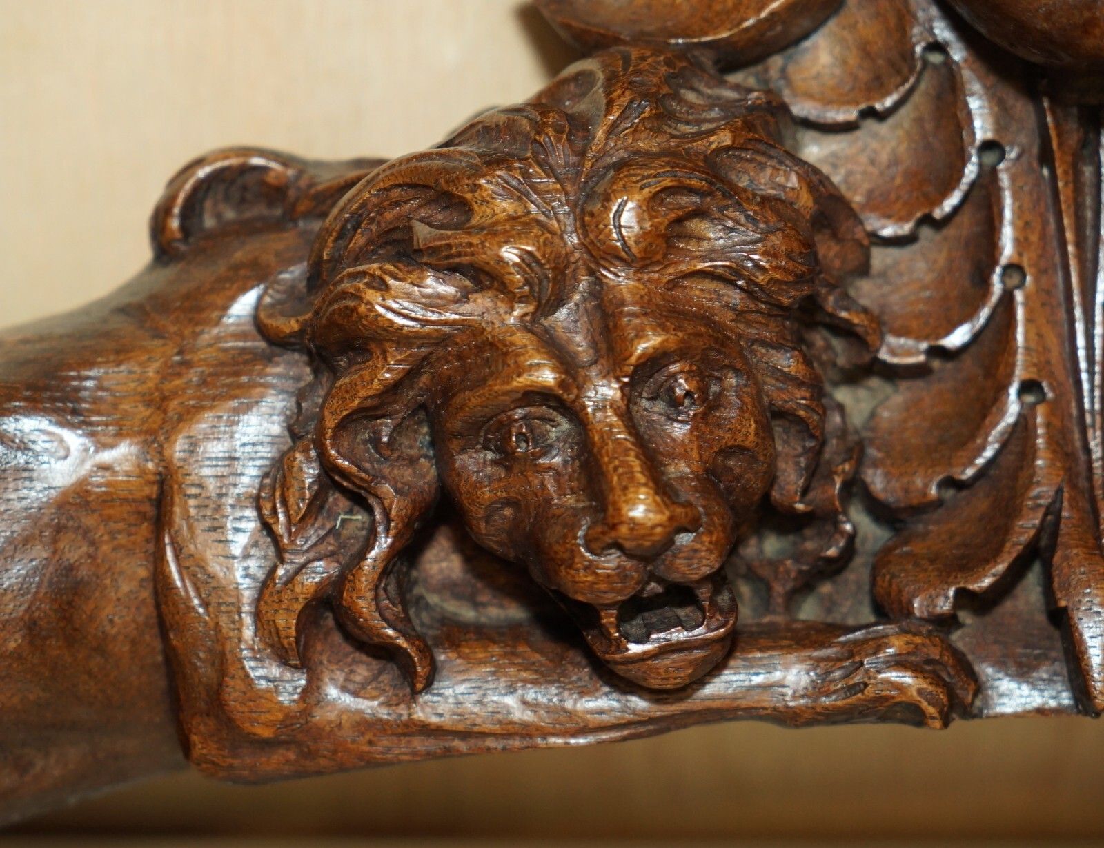 Important 18th Century Circa 1720 Oak Carved Surmount Of Regal Lions &Amp; A Putti photo vintage