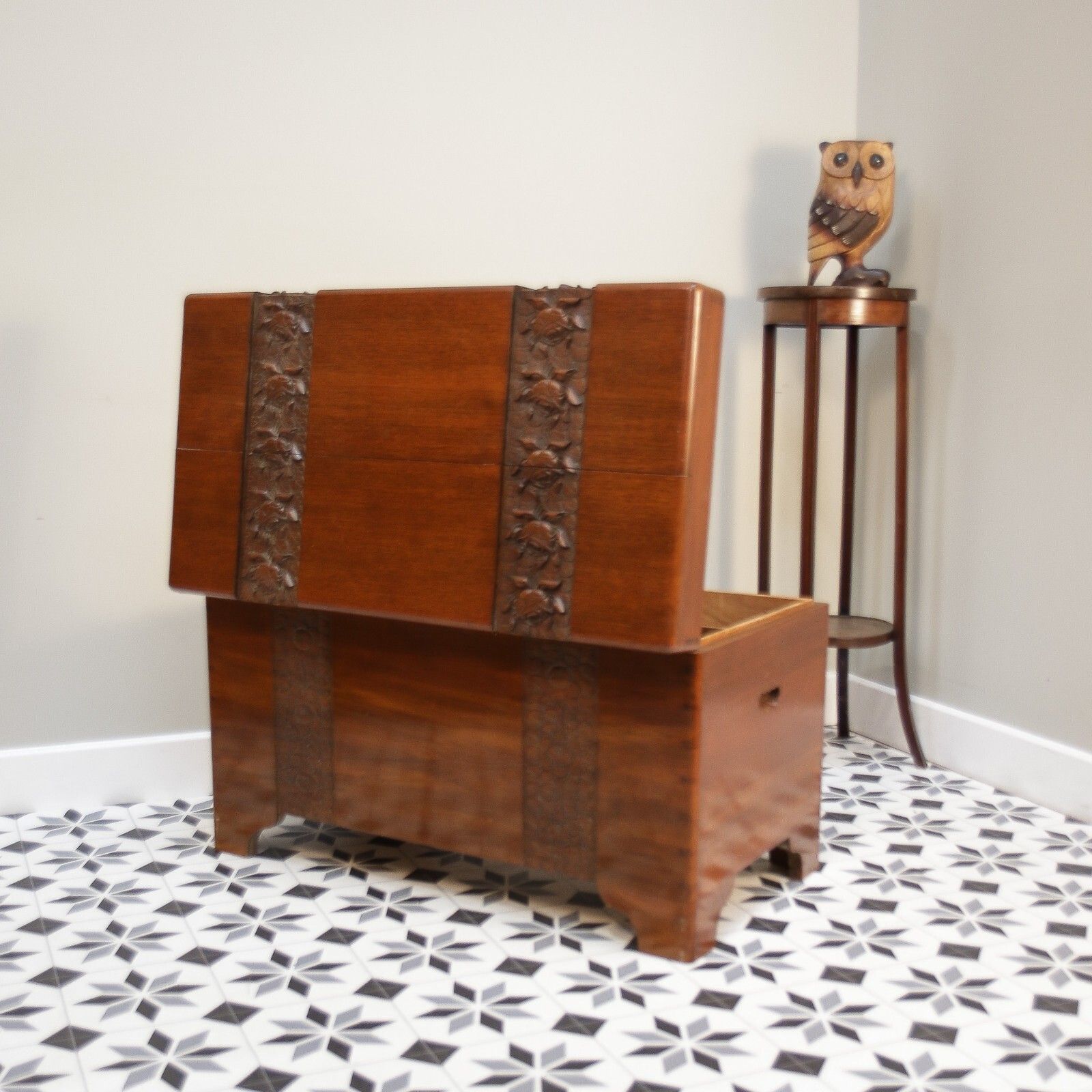 Camphor Wood Chest Oriental Carved Linen Trunk photo 595.0