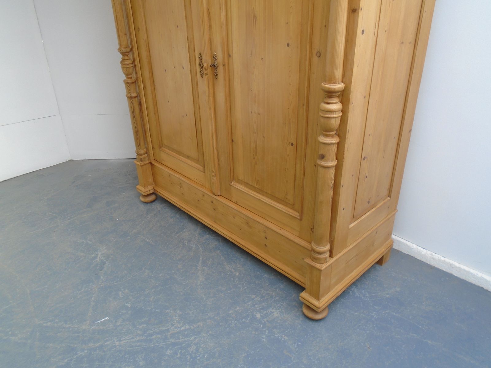A Fantastic Large Columned Pine Waxed Victorian Knockdown Wardrobe photo vinterior