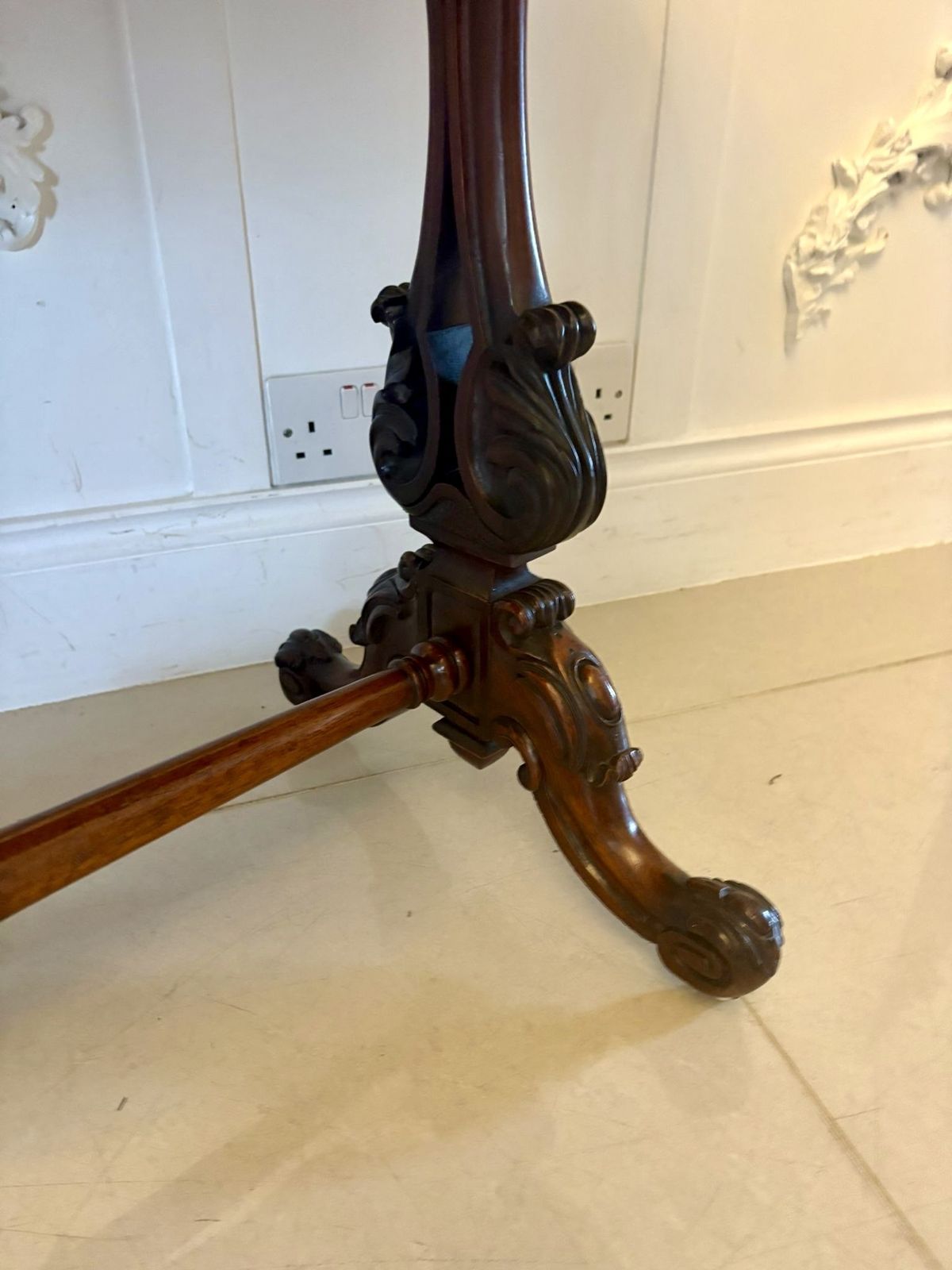 photo furniture Antique 19th Century Quality Carved Rosewood Freestanding Centre Table