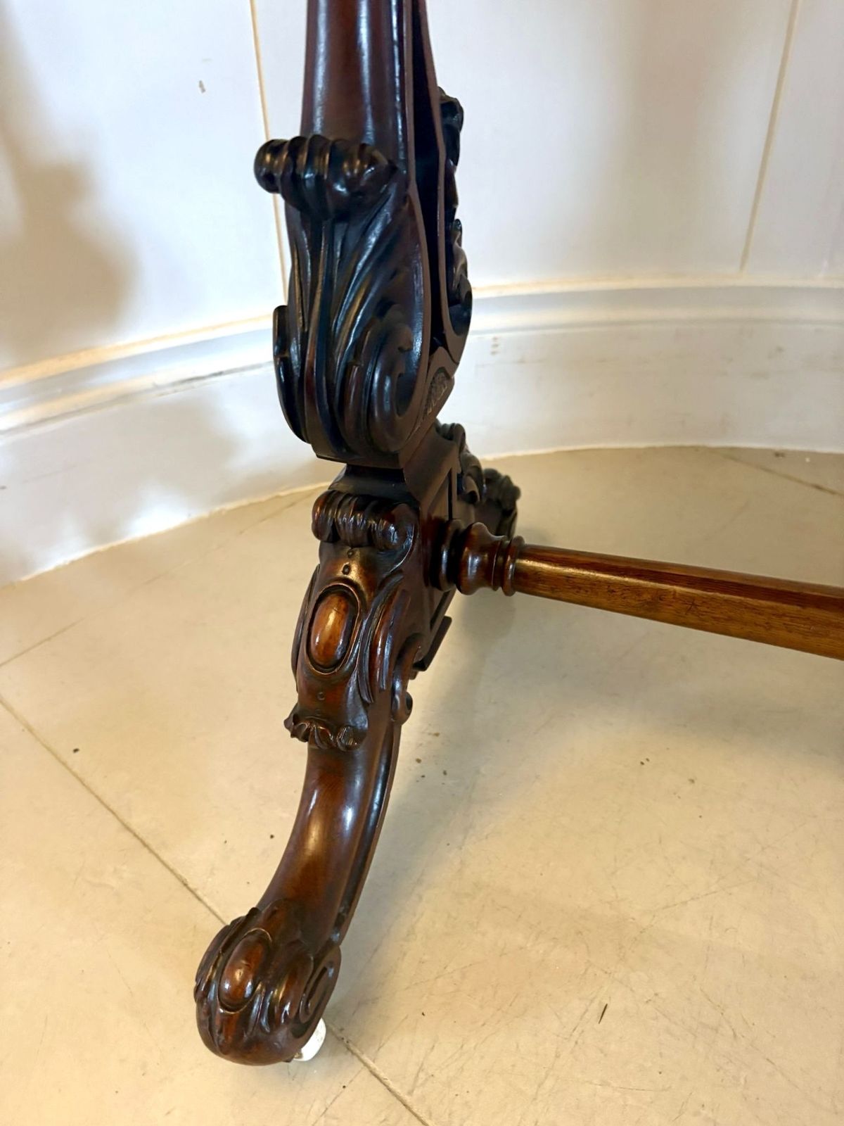 photo vinterior Antique 19th Century Quality Carved Rosewood Freestanding Centre Table