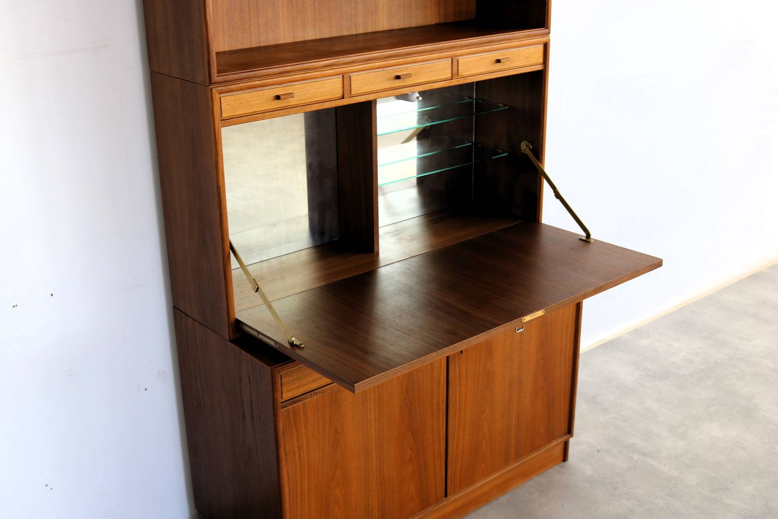 Vintage Dressoir | Wandkast | Wandmeubel | Jaren 60 photo vinterior