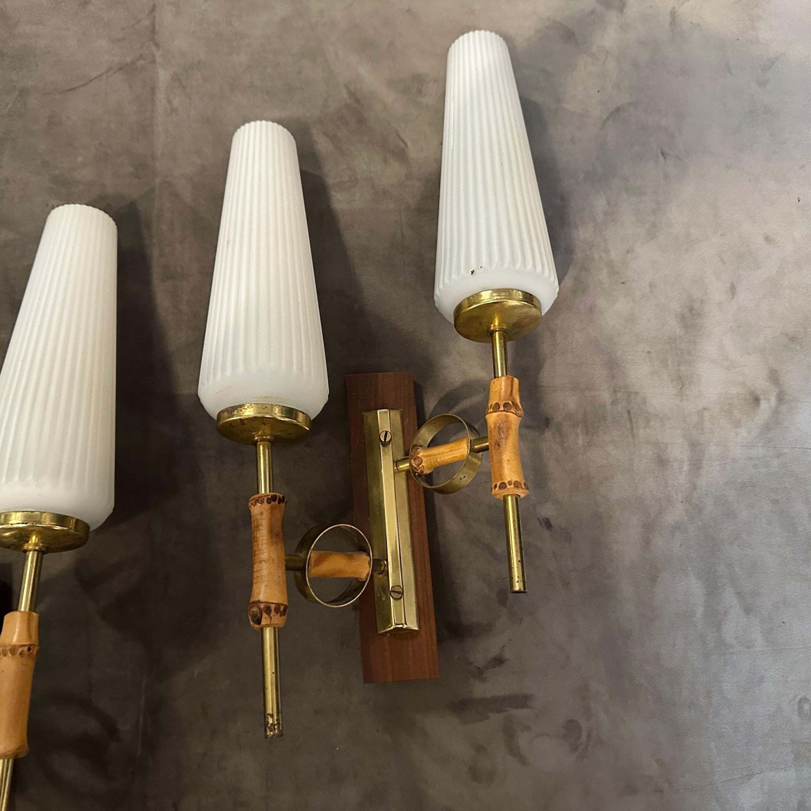photo vinterior Set Of Two 1950s Mid Century Modern Brass, Bamboo And Glass Italian Wall Sconces