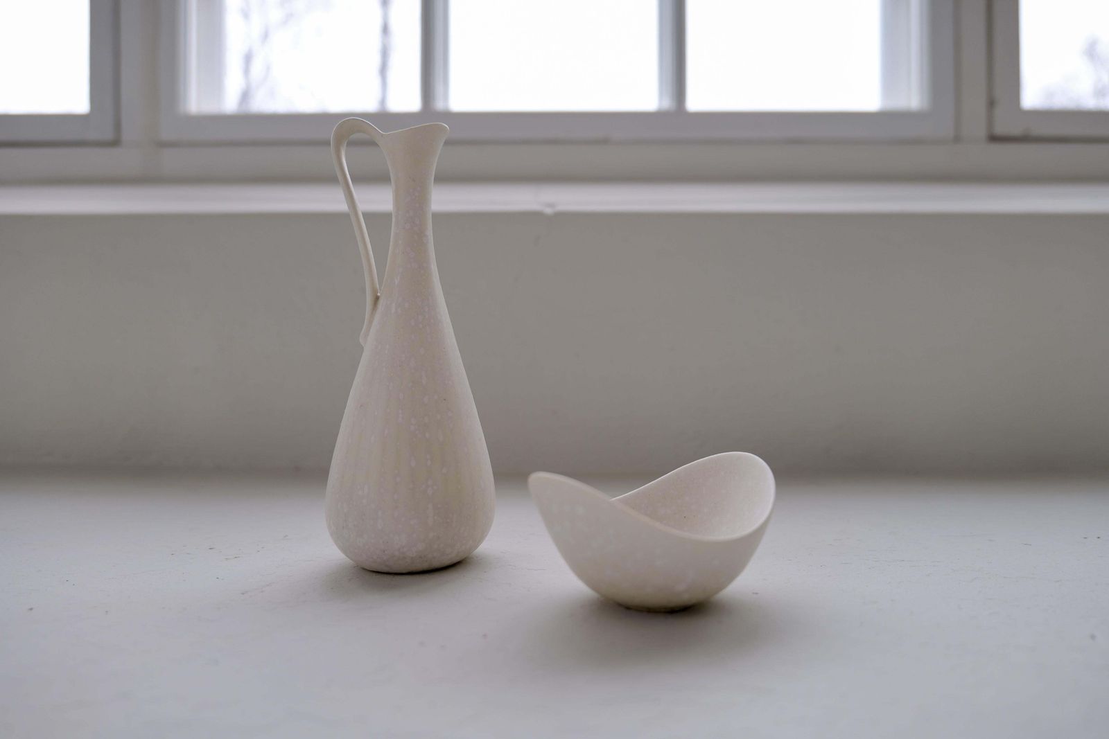 4707.0 Midcentury Modern Groupe Of 6 White And Grey Vessels Rörstrand Sweden 1950 photo