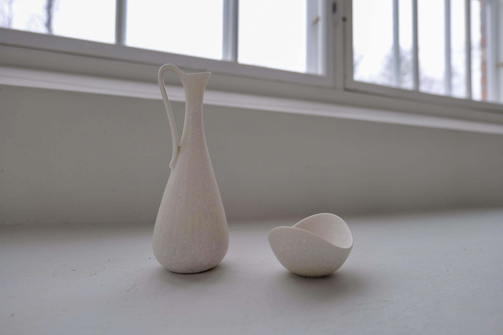 photo vinterior Midcentury Modern Groupe Of 6 White And Grey Vessels Rörstrand Sweden 1950