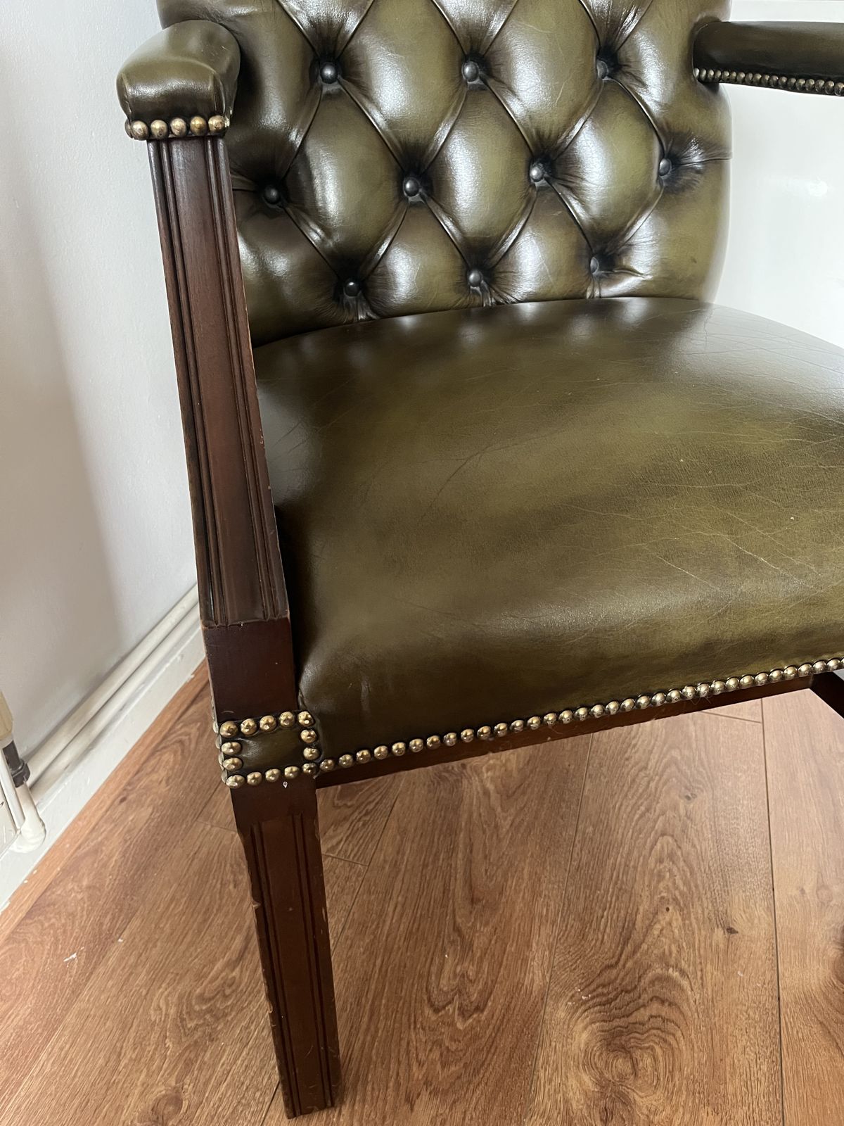 Exceptional Vintage Dark Green Leather Gainsborough Carver Armchair With Classic Chesterfield Buttoning photo Furniture