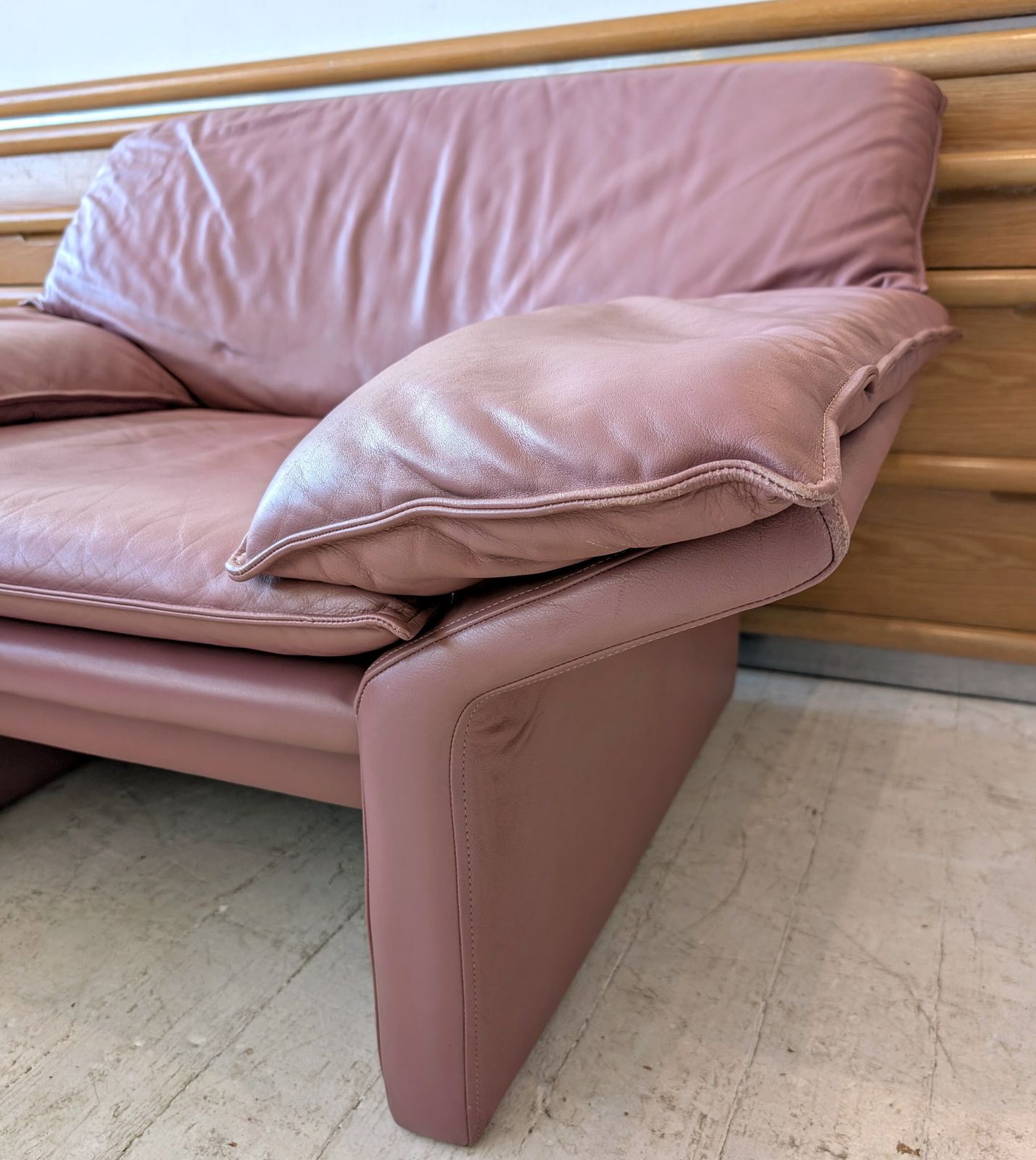 Angular Post Modern Vintage  Pink / Mauve Leather Armchair By Brayton, USA 1980s photo vinterior