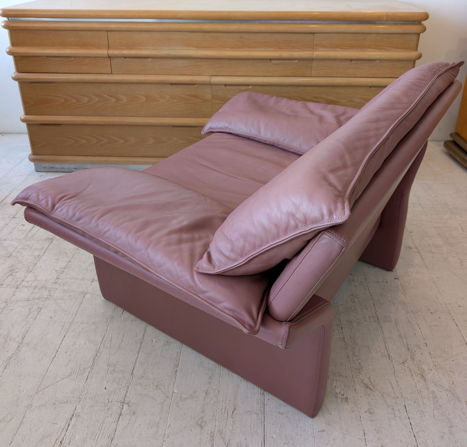 photo vinterior Angular Post Modern Vintage  Pink / Mauve Leather Armchair By Brayton, USA 1980s