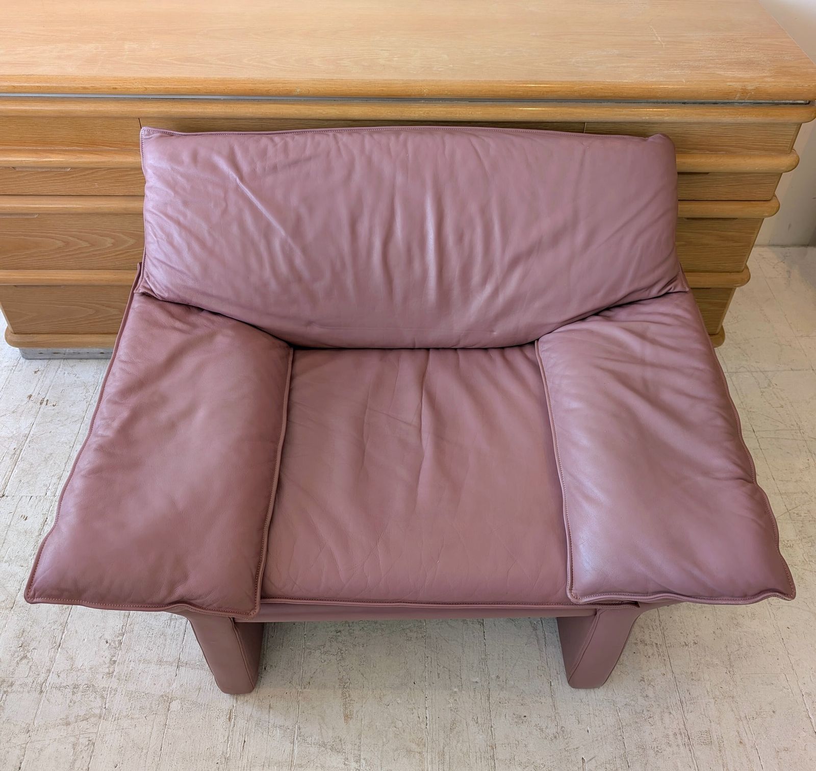 photo vintage Angular Post Modern Vintage  Pink / Mauve Leather Armchair By Brayton, USA 1980s