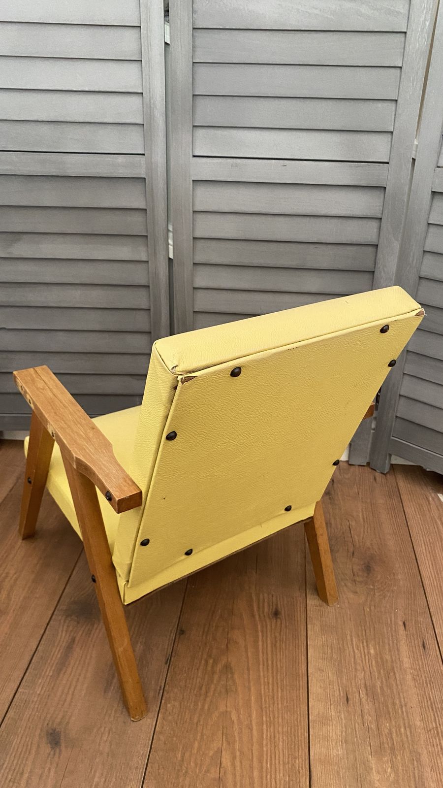 photo furniture Vintage Mcm Danish Style Childs Chair Small Wooden Frame Yellow Vinyl